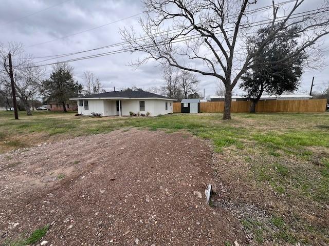 view of yard with a storage shed