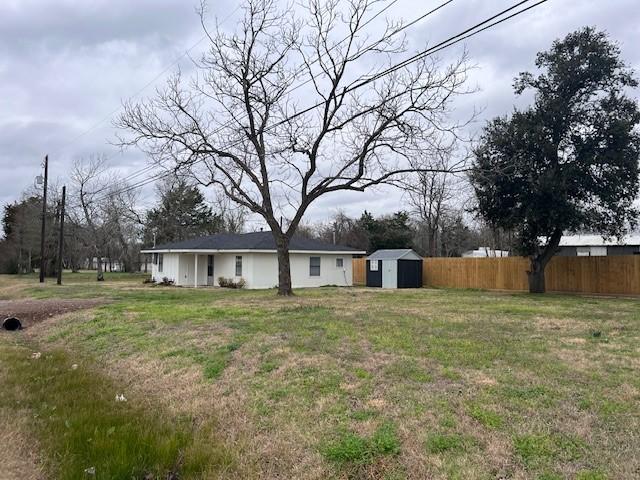 view of yard with a shed