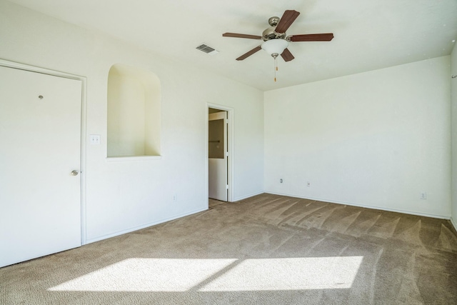 carpeted empty room featuring ceiling fan