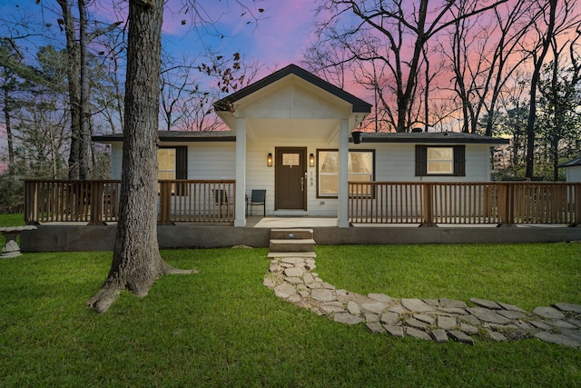 view of front of property featuring a lawn