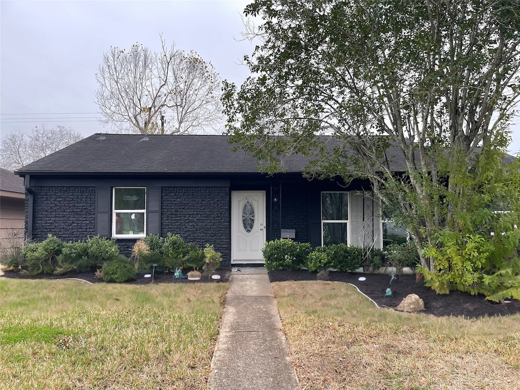 single story home with a front yard