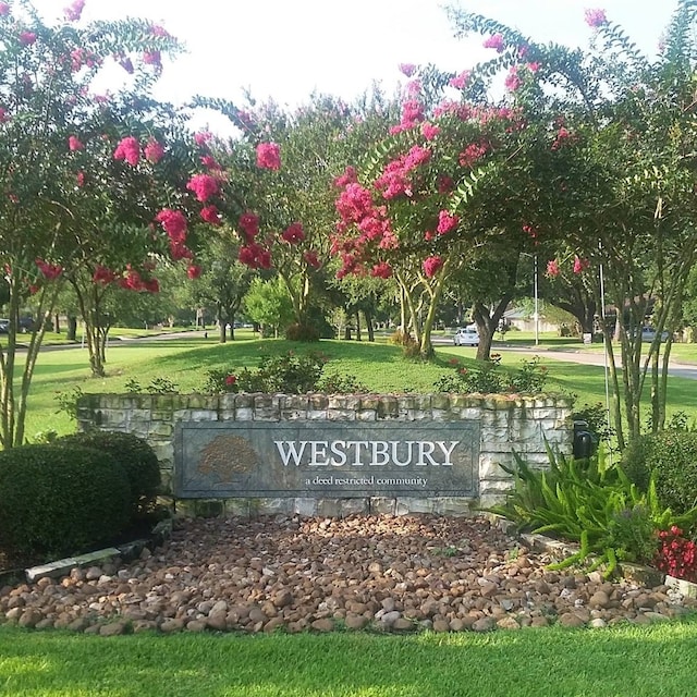 community / neighborhood sign featuring a lawn