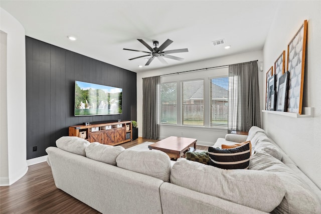 living area featuring a ceiling fan, dark wood-style floors, visible vents, baseboards, and recessed lighting