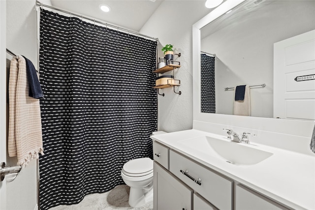 bathroom with curtained shower, toilet, and vanity