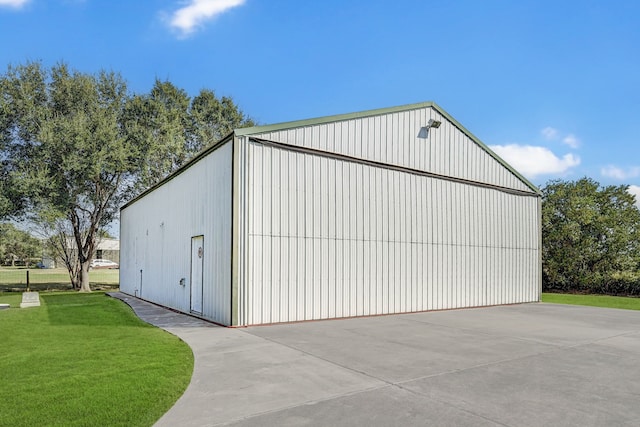 view of outdoor structure with a yard