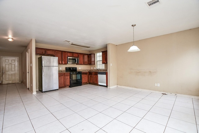 kitchen with visible vents, baseboards, appliances with stainless steel finishes, dark countertops, and decorative light fixtures