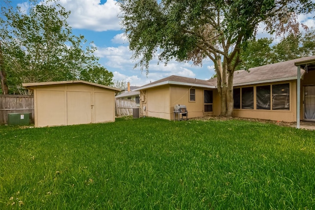 view of yard with a shed