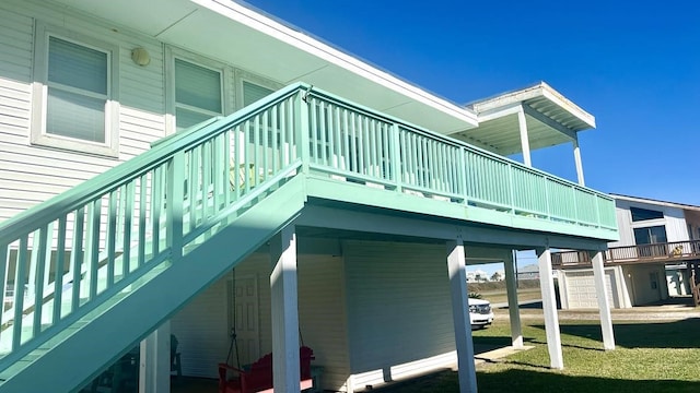 view of side of property featuring a lawn