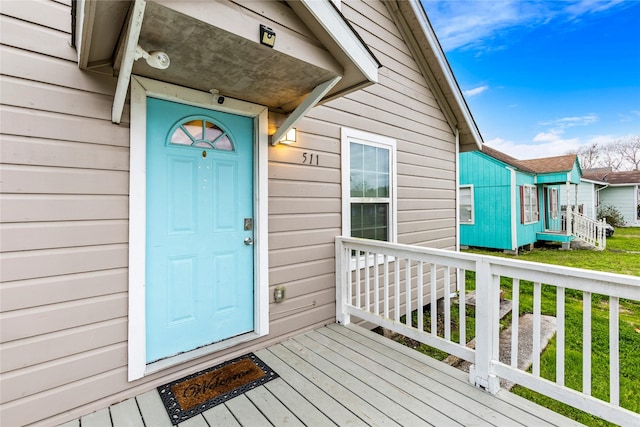 property entrance featuring a yard