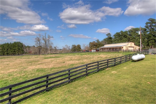 view of yard featuring a rural view