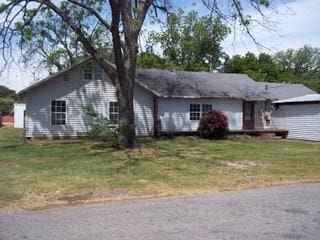 ranch-style home featuring a front lawn