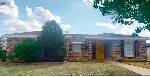 view of front of property with a front lawn