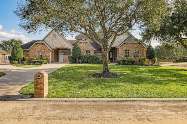 view of front of house featuring a front lawn