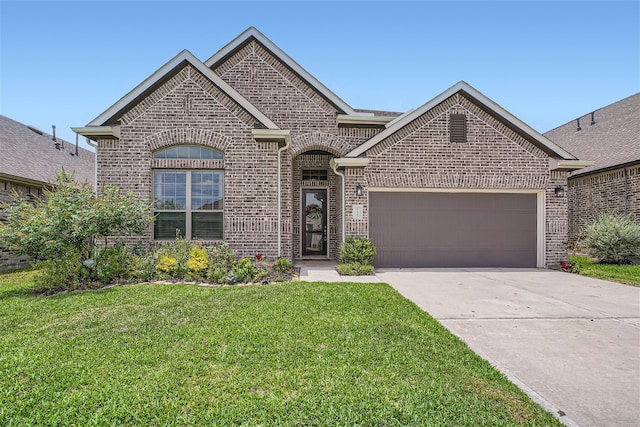 view of front facade featuring a garage and a front yard