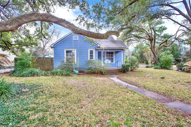 view of front facade featuring a front yard