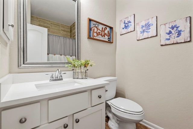 bathroom with a shower with curtain, vanity, and toilet