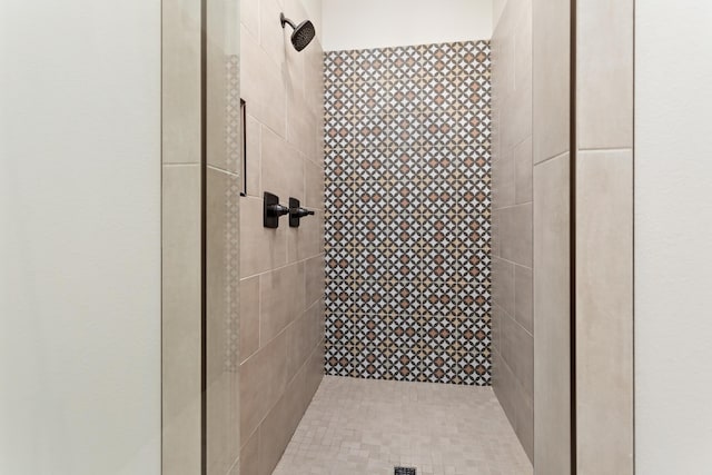 bathroom featuring tiled shower