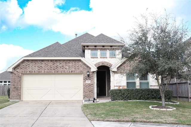 view of front of property featuring a front yard