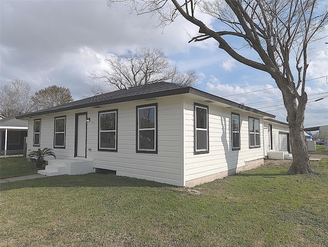 view of front of property featuring a front yard