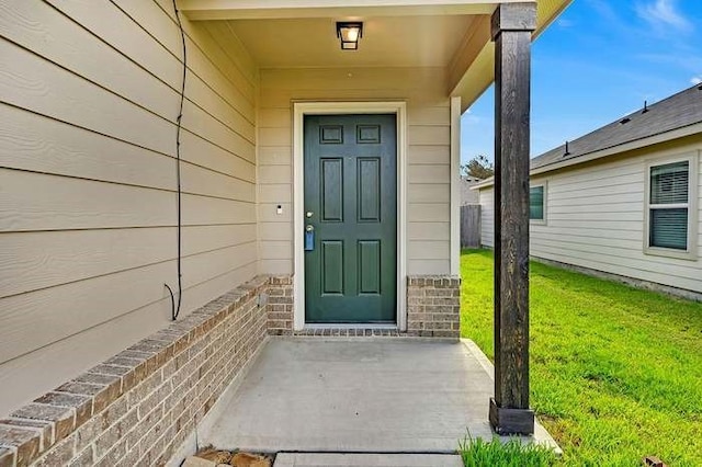 property entrance featuring a yard