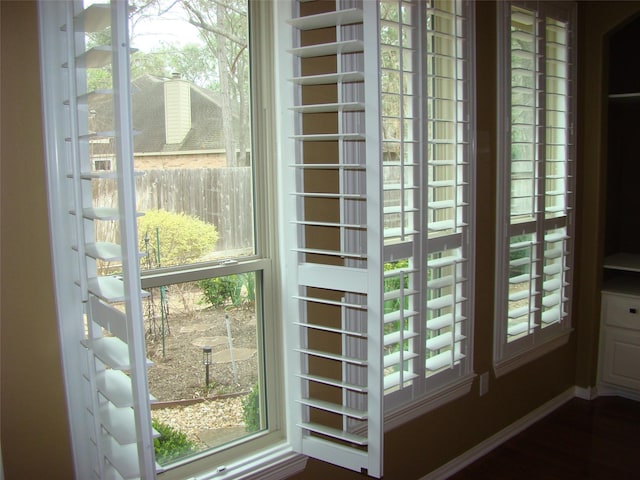 entryway featuring baseboards