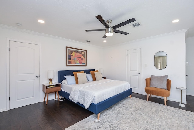 bedroom with crown molding, light hardwood / wood-style floors, and ceiling fan