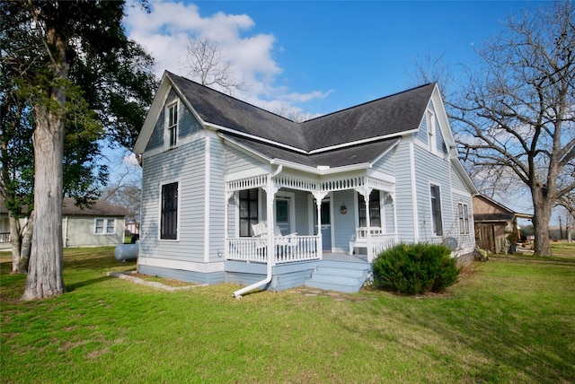 view of front facade featuring a front lawn and covered porch