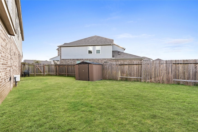 view of yard featuring a shed