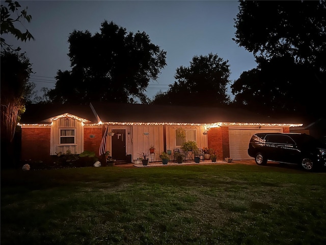 view of front of home featuring a front yard