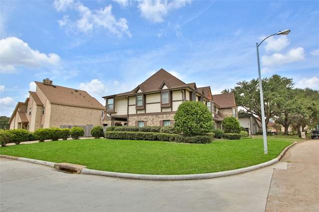 view of front facade with a front yard