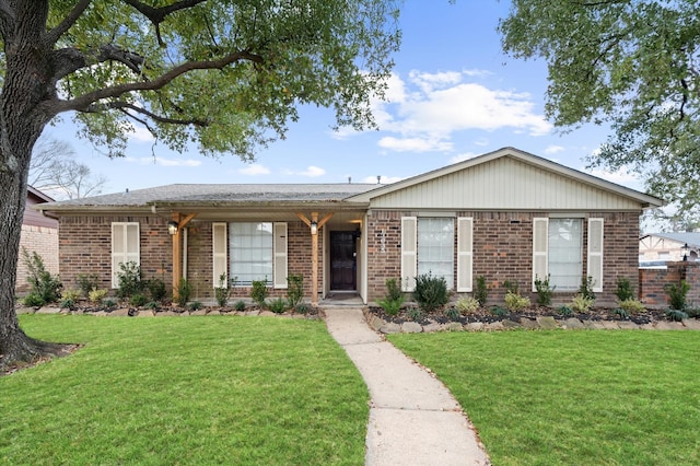 ranch-style home featuring a front lawn