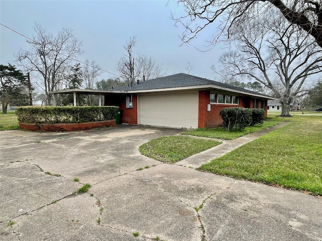 view of front of property featuring a garage and a front yard