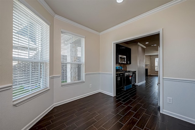 interior space with ornamental molding, wood tiled floor, baseboards, and recessed lighting