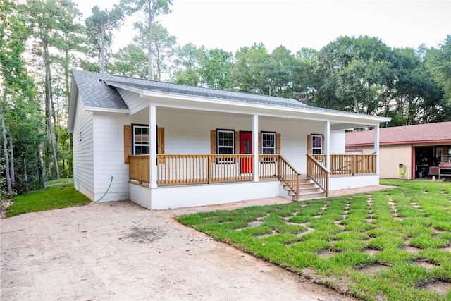 view of front of home featuring covered porch and a front lawn