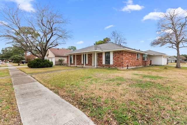 ranch-style home featuring a front lawn