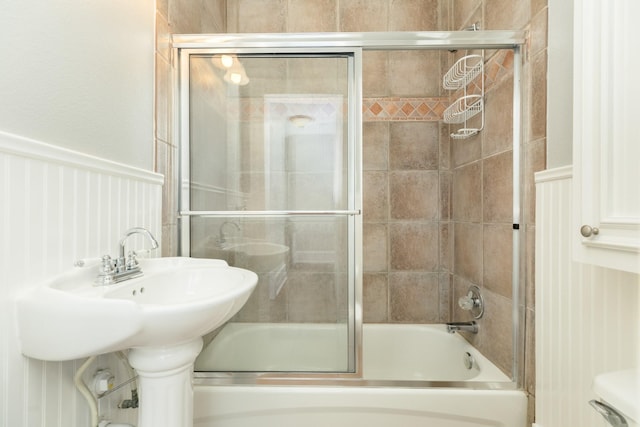 bathroom with combined bath / shower with glass door