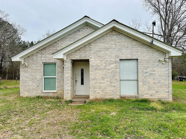 view of front facade with a front yard