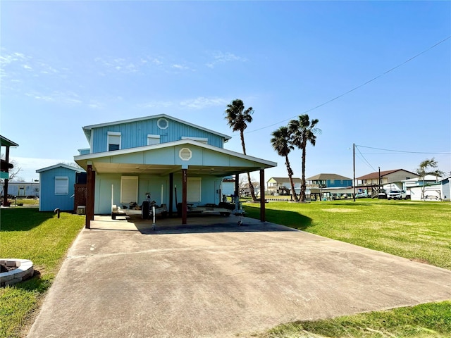 view of front of house featuring a carport and a front lawn