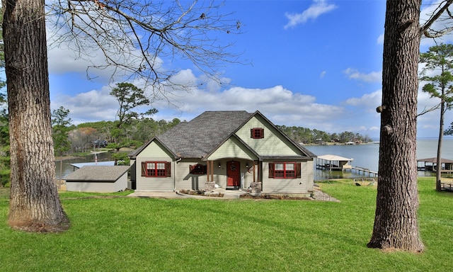 view of front facade featuring a water view, a front lawn, and a boat dock