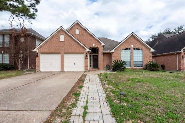 view of front facade featuring a garage and a front yard