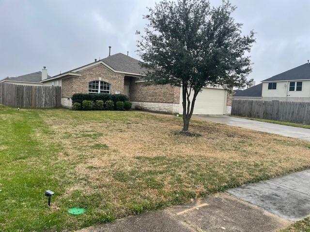 single story home featuring a front yard