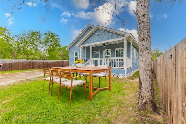 view of front of house featuring covered porch and a front yard