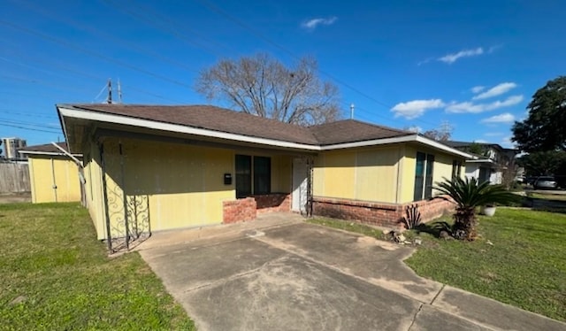 ranch-style home with a front yard