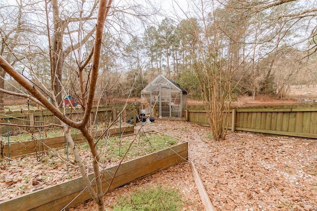 view of yard with an outbuilding