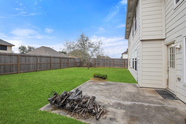 view of yard featuring a patio area