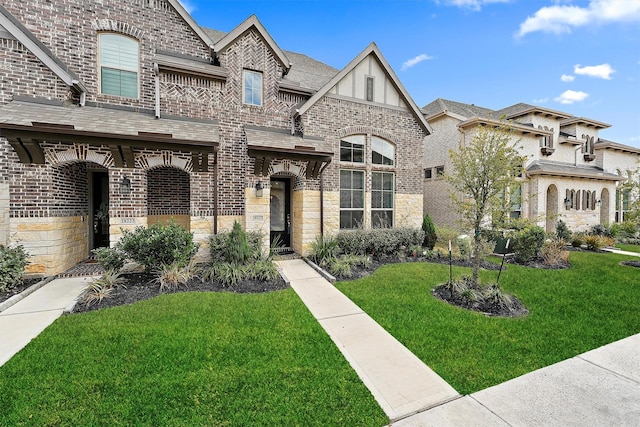 view of front facade with a front yard