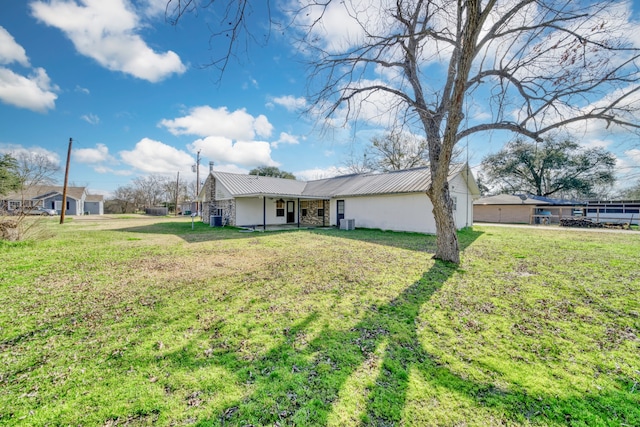 single story home with a front lawn