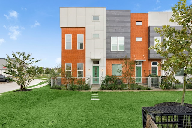 view of front of property featuring a front yard