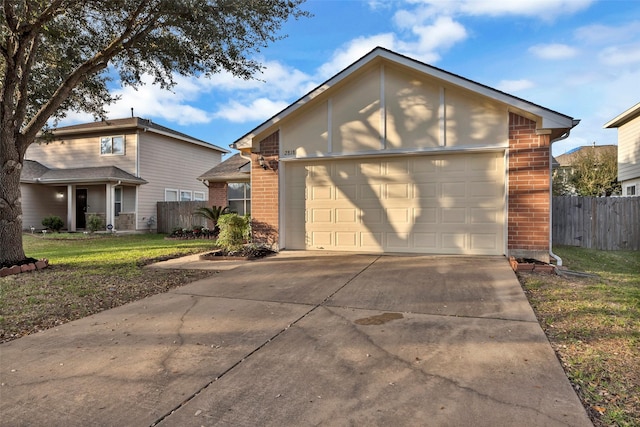 view of front of property featuring a front yard