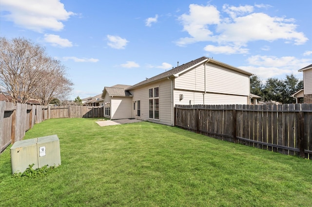 view of yard featuring a patio area